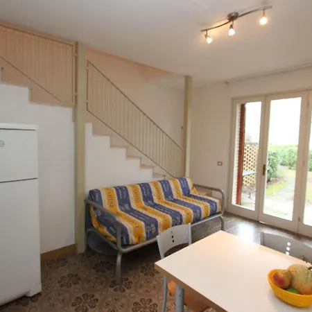 Rowhouse With Private Garden فيلة Lo Stallone