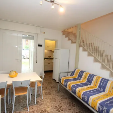 Rowhouse With Private Garden فيلة