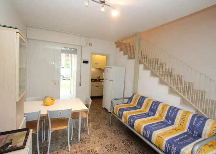 Rowhouse With Private Garden فيلة